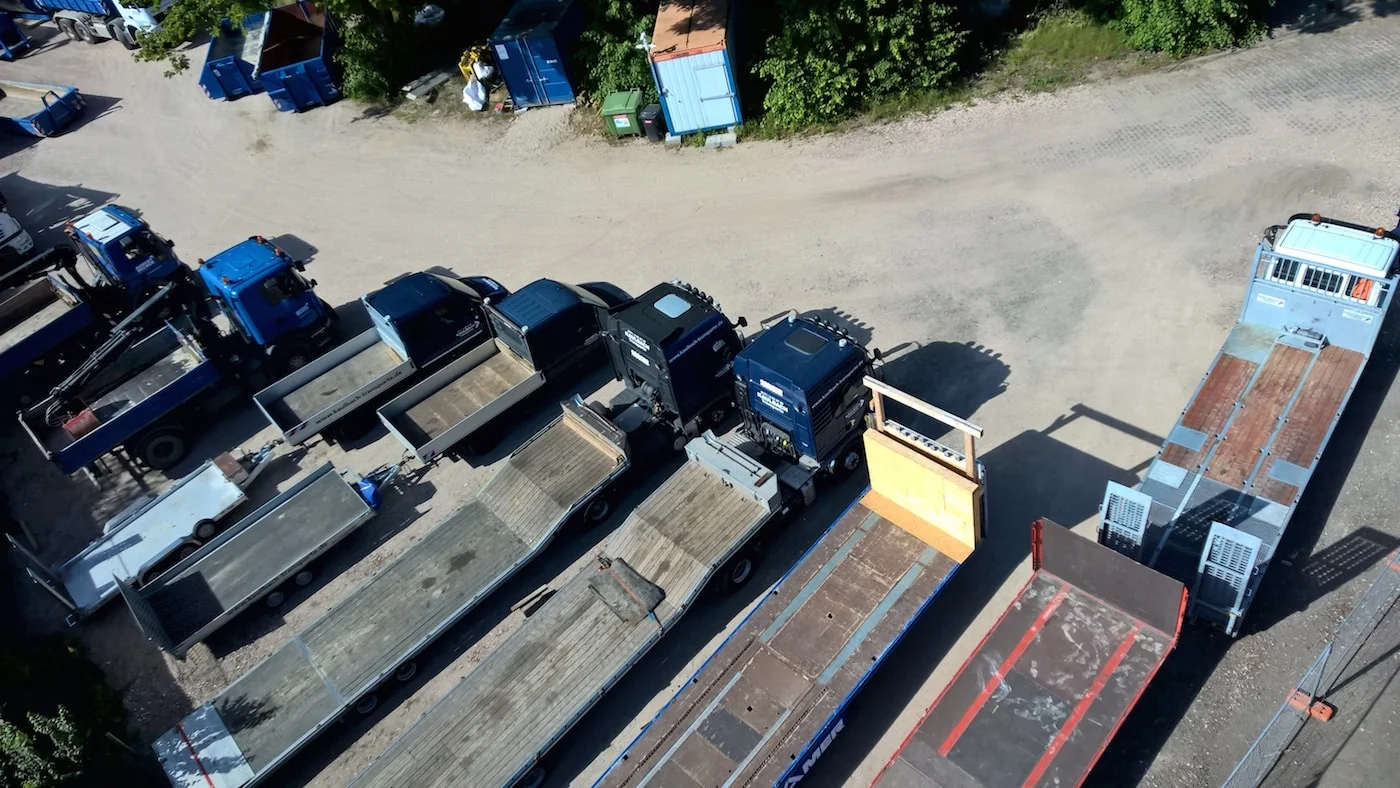 Der blaue Kaulbach-Fuhrpark auf dem Betriebsgelände